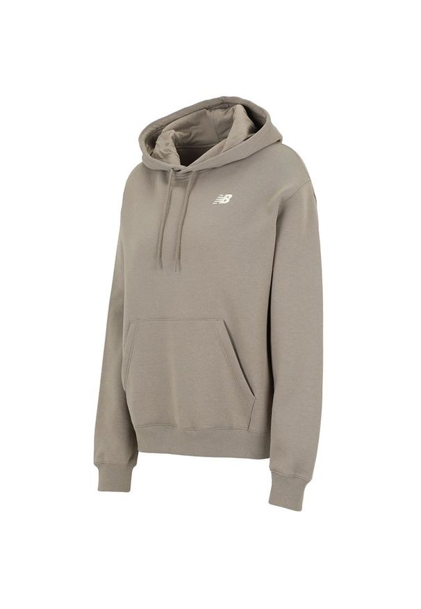 Bluza New Balance WT51947DOK - beżowa. Okazja: na co dzień. Typ kołnierza: kaptur. Kolor: beżowy. Materiał: bawełna, dresówka, poliester, prążkowany. Wzór: napisy. Styl: casual, klasyczny