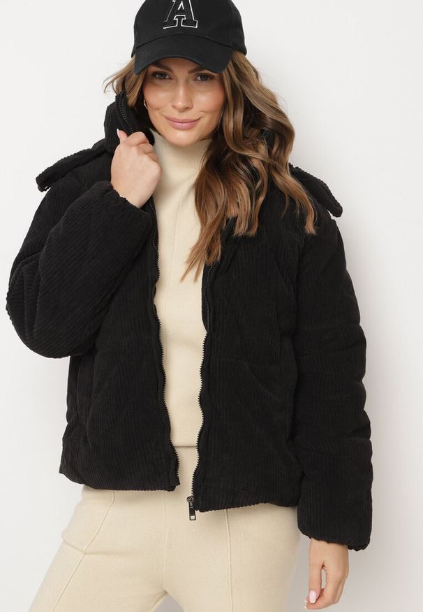 Born2be - Czarna Sztruksowa Kurtka Puchowa z Odpinanym Kapturem Sinitha. Okazja: na co dzień. Kolor: czarny. Materiał: sztruks, puch. Styl: casual, elegancki