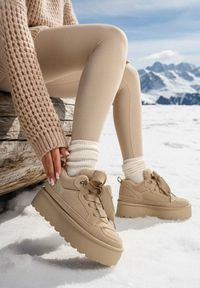 Born2be - Ciemnobeżowe Sneakersy Vices na Platformie z Ozdobnym Futerkiem Nalirea. Okazja: na co dzień, na spacer. Kolor: beżowy. Materiał: futro. Obcas: na platformie. Sport: turystyka piesza #1