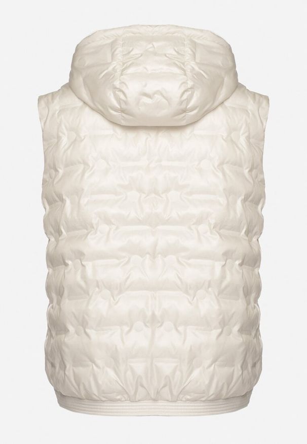 Born2be - Jasnobeżowa Pikowana Kamizelka z Kapturem i Ściągaczem w Talii Evelbia. Okazja: na spacer. Typ kołnierza: kaptur. Kolekcja: plus size. Kolor: beżowy. Materiał: jeans. Wzór: aplikacja. Styl: klasyczny, elegancki