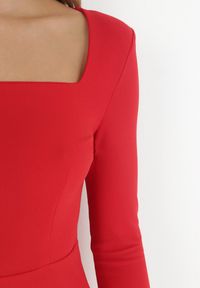 Born2be - Czerwona Sukienka Mini z Kwadratowym Dekoltem Sahari. Typ kołnierza: dekolt kwadratowy. Kolor: czerwony. Długość rękawa: długi rękaw. Długość: mini #4