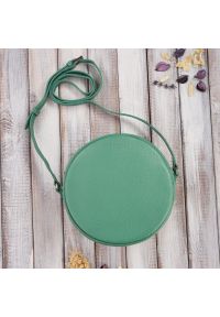 Skórzana listonoszka okrągła PAOLO PERUZZI IN-63-MN zielona. Kolor: zielony. Sezon: lato. Materiał: skórzane. Styl: elegancki. Rodzaj torebki: na ramię #1