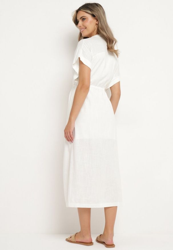 Born2be - Biała Bawełniana Sukienka z Koszulową Górą i Ściągaczem w Talii Vikleta. Okazja: na co dzień. Typ kołnierza: dekolt w kształcie V. Kolor: biały. Materiał: bawełna. Typ sukienki: koszulowe. Styl: casual, klasyczny