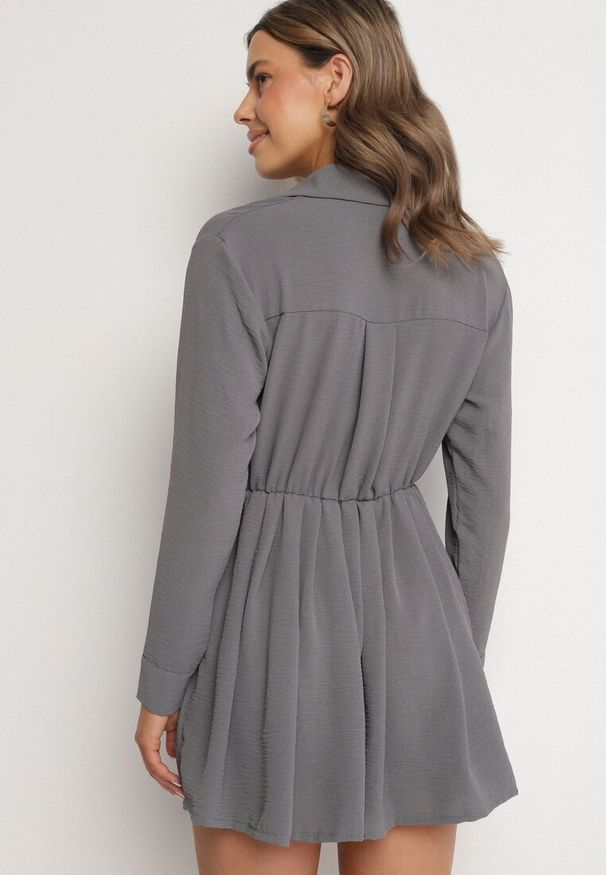 Born2be - Szara Asymetryczna Sukienka o Koszulowym Kroju z Gumką w Talii Elodina. Kolor: szary. Długość rękawa: długi rękaw. Typ sukienki: asymetryczne, koszulowe. Styl: sportowy, elegancki