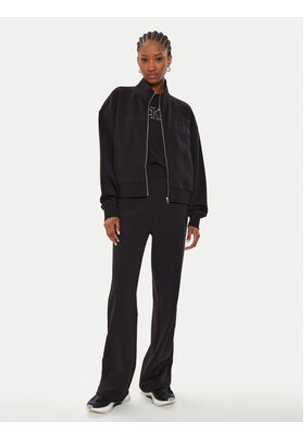 Calvin Klein Jeans Bluza Satin Applique J20J223922 Czarny Relaxed Fit. Kolor: czarny. Materiał: bawełna