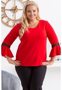KARKO - Bluzka elegancka rękaw flamenco JUDYTA czerwona PROMOCJA. Okazja: na spotkanie biznesowe, do pracy, na randkę, na uczelnię. Typ kołnierza: dekolt w serek. Kolekcja: plus size. Kolor: czerwony. Materiał: tkanina, skóra, poliester, materiał, jeans, koronka, elastan. Długość: długie. Sezon: lato. Styl: elegancki #1