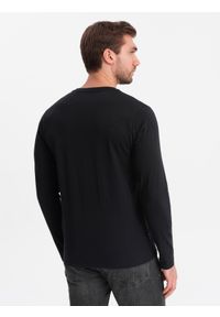 Ombre Clothing - Longsleeve męski z guzikami przy dekolcie - czarny V4 - Rozmiar: XXL. Okazja: na co dzień. Kolor: czarny. Materiał: bawełna, jersey, dzianina. Długość rękawa: długi rękaw. Wzór: aplikacja. Styl: klasyczny, casual #6