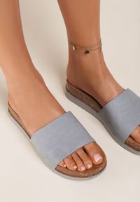 Born2be - Jasnoszare Klapki Phlegaestus. Okazja: na co dzień. Nosek buta: okrągły. Kolor: szary. Materiał: guma. Obcas: na koturnie. Styl: casual #6