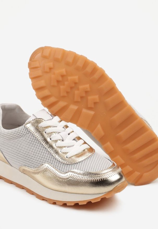 Renee - Złote Sneakersy Skórzane Ozdobione Geometrycznym Motywem Wibessa. Okazja: na co dzień. Kolor: złoty. Materiał: skóra. Wzór: aplikacja, geometria