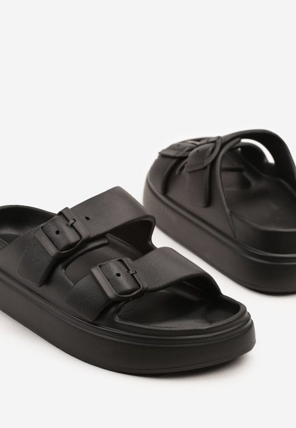 Renee - Czarne Klapki Ozdobione Klamrami Grattia. Okazja: na co dzień, na plażę. Kolor: czarny. Materiał: jeans. Wzór: aplikacja. Styl: klasyczny, casual