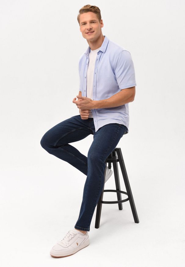 Volcano - Koszula z krótkim rękawem niebieska, Slim Fit, C-XEWIR. Typ kołnierza: kołnierzyk klasyczny. Kolor: niebieski. Materiał: tkanina, elastan, materiał, bawełna, jeans. Długość rękawa: krótki rękaw. Długość: krótkie. Wzór: melanż. Sezon: lato. Styl: elegancki, klasyczny