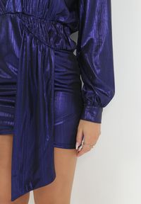 Born2be - Granatowa Błyszcząca Sukienka Mini z Kopertowym Dekoltem i Bufiastym Rękawem Birger. Kolor: niebieski. Materiał: tkanina. Długość rękawa: długi rękaw. Typ sukienki: kopertowe. Długość: mini #2