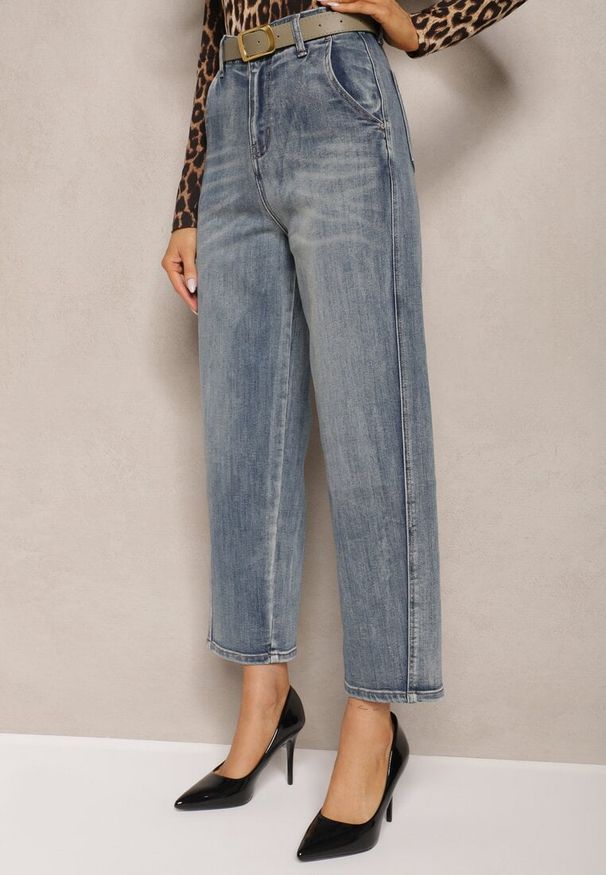 Renee - Jasnoniebieskie Bawełniane Jeansy High Waist o Kroju Boyfriend z Dodatkowym Paskiem Attenise. Okazja: na co dzień. Stan: podwyższony. Kolor: niebieski. Długość: długie. Styl: klasyczny, casual, elegancki