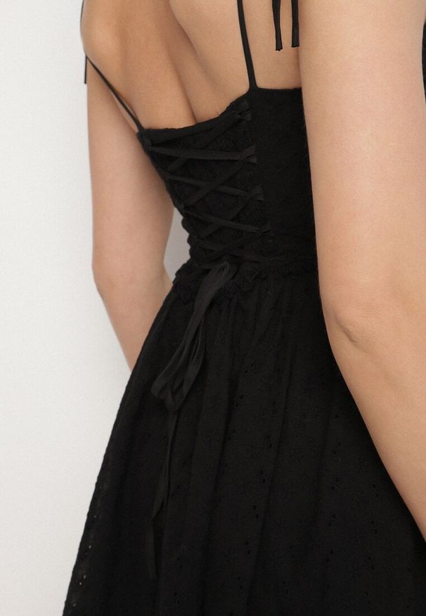 Born2be - Czarna Bawełniana Sukienka Vices w Rustykalnym Stylu z Haftem i Wiązaniem Natifrene. Okazja: na co dzień. Typ kołnierza: dekolt gorset. Kolor: czarny. Materiał: bawełna. Wzór: haft. Typ sukienki: gorsetowe, proste. Styl: casual, elegancki, klasyczny