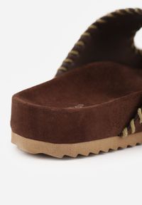 Renee - Brązowe Klapki VICES z Klamrami w Drewnianym Stylu i z Przeszyciami Nerineira. Kolor: brązowy. Sezon: wiosna, lato. Styl: boho, elegancki #3