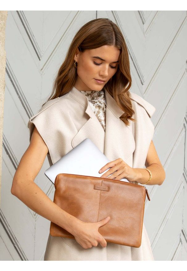Etui dbramante Skagen Pro - skórzane etui na Macbook Air 15" / laptop 14" (tan). Materiał: skóra