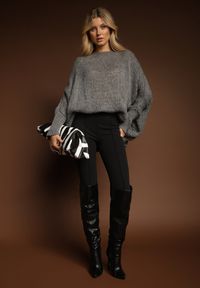 Renee - Ciemnoszary Luźny Sweter Dzianinowy w Stylu Ponczo Nattava. Okazja: na co dzień. Typ kołnierza: dekolt w łódkę. Kolor: szary. Materiał: dzianina. Styl: wizytowy, casual, elegancki #4