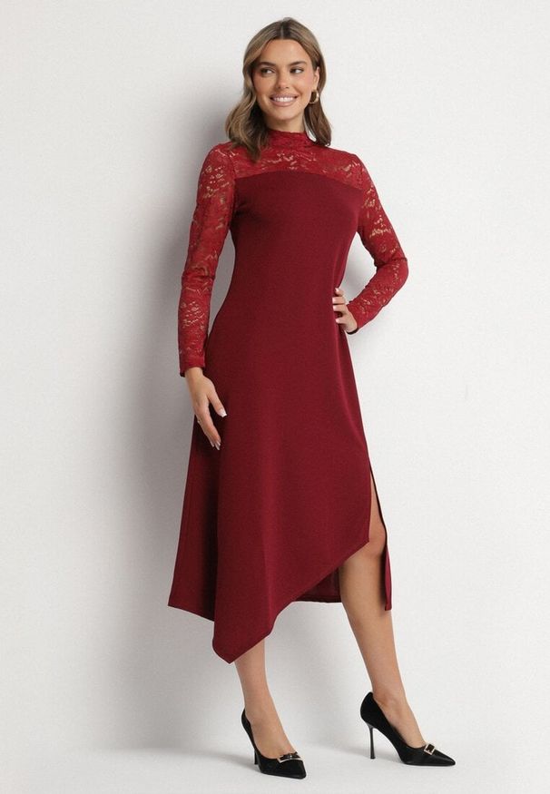 Born2be - Bordowa Rozkloszowana Sukienka z Koronką i Stójką Edanith. Okazja: na co dzień. Typ kołnierza: kołnierzyk stójkowy. Kolor: czerwony. Materiał: koronka. Długość rękawa: długi rękaw. Wzór: koronka. Typ sukienki: proste. Styl: casual, wizytowy