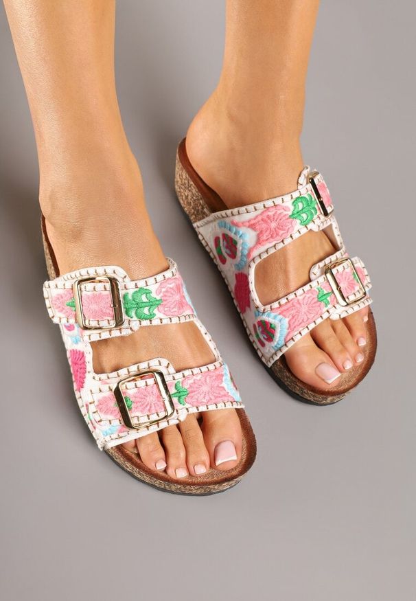 Born2be - Białe Klapki na Grubej Podeszwie Zdobione Haftem w Stylu Boho Falenia. Okazja: na co dzień, na spotkanie biznesowe. Kolor: biały. Materiał: jeans. Wzór: aplikacja, haft. Sezon: lato. Styl: boho