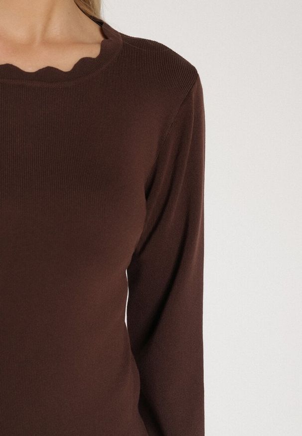 Born2be - Brązowy Sweter z Wiskozą Ozdobiony Falbankami Mevita. Typ kołnierza: kołnierz z falbankami. Kolor: brązowy. Materiał: wiskoza. Wzór: aplikacja. Styl: klasyczny, elegancki