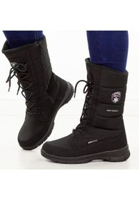 Czarne zimowe śniegowce damskie z membraną American Club Softshell Sn07/25. Okazja: na spacer. Kolor: czarny. Materiał: skóra, softshell, tkanina. Szerokość cholewki: normalna. Sezon: zima. Obcas: na obcasie. Styl: klasyczny, elegancki. Wysokość obcasa: średni #1