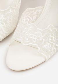 Renee - Białe Klapki na Metalicznej Szpilce z Koronką Theiseusa. Kolor: biały. Materiał: koronka. Wzór: koronka. Styl: elegancki #5