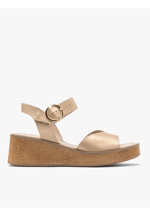 Ryłko - Złote sandały na platformie. Kolor: złoty. Materiał: skóra. Obcas: na platformie. Styl: street