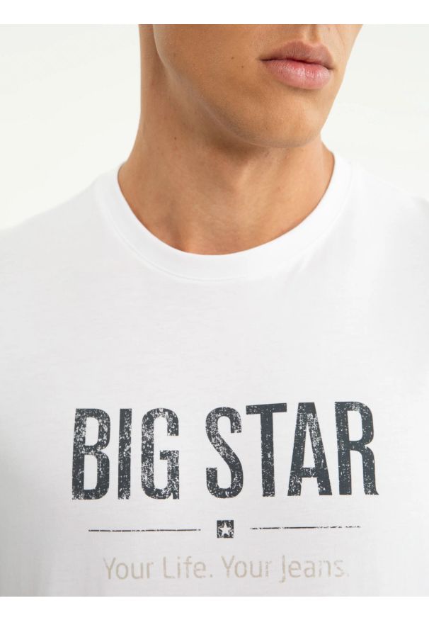 Big-Star - Koszulka męska o klasycznym kroju biała Bruno 101. Kolor: biały. Materiał: bawełna. Długość rękawa: krótki rękaw. Długość: krótkie. Wzór: nadruk. Styl: klasyczny