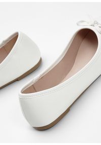 bonprix - Baleriny z kokardką. Kolor: biały #2