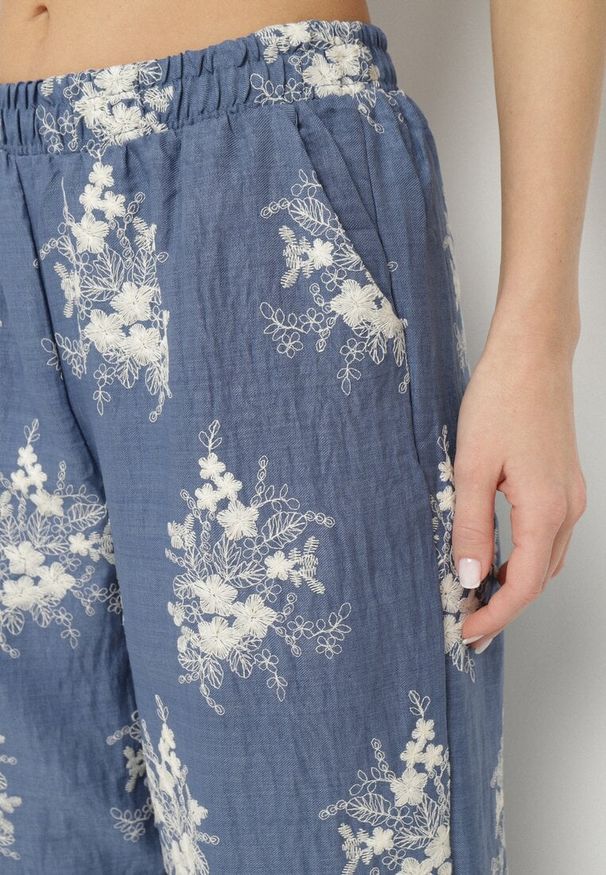 Born2be - Niebieskie Szerokie Spodnie z Lnem Bawełną i Wysokim Stanem w Kwiaty Dannesa. Okazja: na co dzień. Stan: podwyższony. Kolor: niebieski. Materiał: len, bawełna. Wzór: kwiaty. Styl: casual, klasyczny