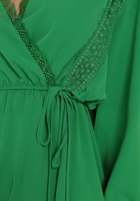 Renee - Zielona Sukienka Callyse. Kolor: zielony. Materiał: koronka. Wzór: aplikacja. Typ sukienki: kopertowe. Styl: elegancki, wizytowy. Długość: mini