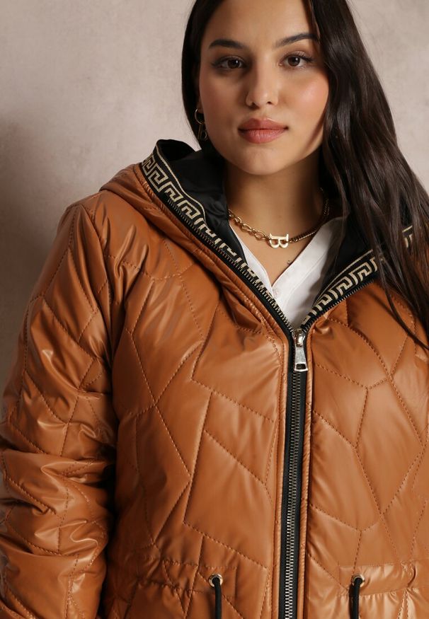 Renee - Brązowa Kurtka Pikowana z Kapturem Niinist. Typ kołnierza: kaptur. Kolekcja: plus size. Kolor: brązowy. Materiał: jeans, materiał. Długość rękawa: długi rękaw. Długość: długie. Sezon: zima, jesień