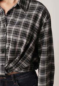 Born2be - Czarna Krótka Bawełniana Koszula w Kratę z Marszczeniem Wenatia. Okazja: na co dzień. Kolor: czarny. Materiał: bawełna. Długość: krótkie. Styl: casual #6