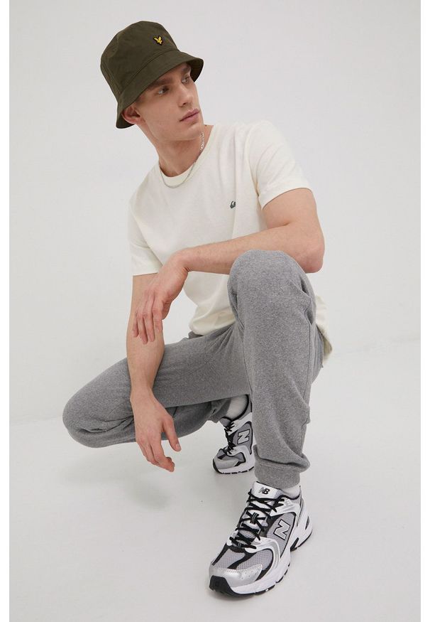 Quiksilver spodnie męskie kolor szary melanżowe. Kolor: szary. Materiał: materiał, włókno, bawełna, dzianina. Wzór: melanż