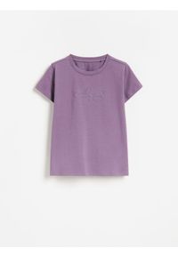 Reserved - T-shirt z haftowanym napisem - jasnofioletowy. Kolor: fioletowy. Materiał: bawełna. Wzór: napisy, haft