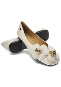 Białe Czółenka Tuffoni Eleganckie Buty Damskie. Okazja: na randkę, na co dzień. Zapięcie: bez zapięcia. Kolor: biały. Szerokość cholewki: normalna. Wzór: kwiaty. Materiał: skóra. Sezon: wiosna. Obcas: na obcasie. Styl: elegancki. Wysokość obcasa: niski #5