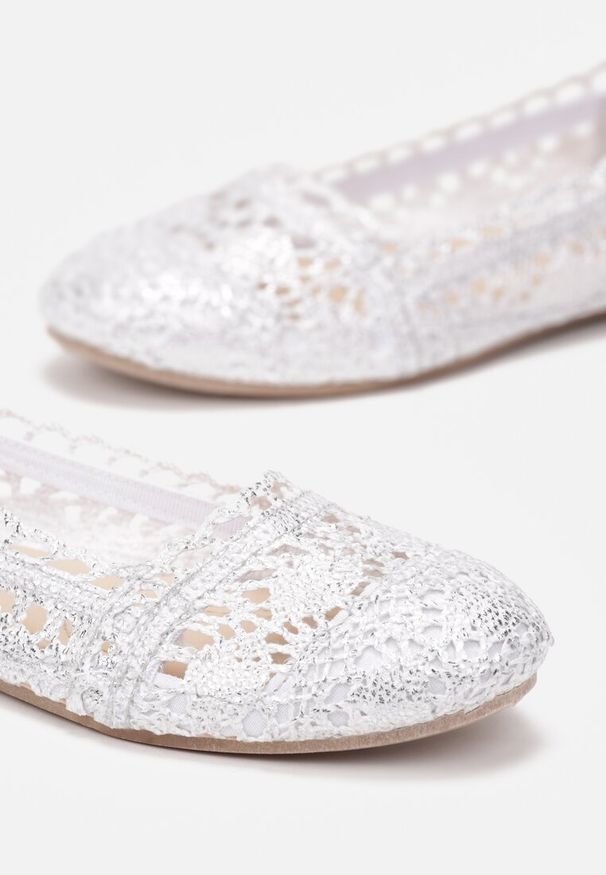 Renee - Srebrne Balerinki Yaza. Kolor: srebrny. Materiał: koronka, materiał. Wzór: ażurowy. Obcas: na płaskiej podeszwie. Styl: boho