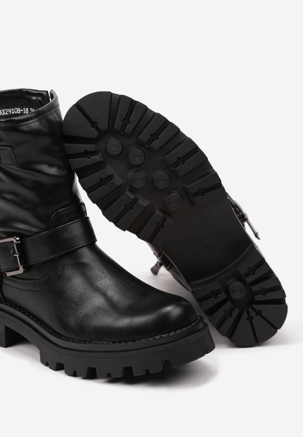 Born2be - Czarne Botki Bikery na Grubej Tłoczonej Podeszwie Ozdobione Klamrami Ravalissae. Zapięcie: klamry. Kolor: czarny. Materiał: skóra, jeans, wełna. Wzór: aplikacja. Obcas: na obcasie. Styl: elegancki. Wysokość obcasa: średni