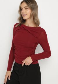 Born2be - Bordowa Marszczona Bluzka z Długim Rękawem i Detalem przy Dekolcie Estellana. Okazja: na co dzień. Kolor: czerwony. Materiał: jeans, skóra. Długość rękawa: długi rękaw. Długość: długie. Styl: klasyczny, casual