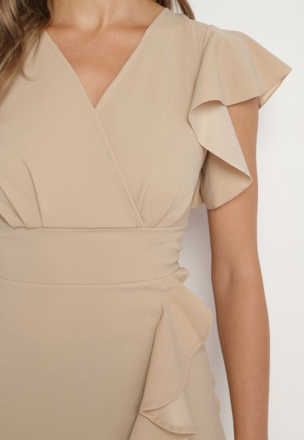 Born2be - Ciemnobeżowa Dopasowana Sukienka z Kopertowym Dekoltem i Falbankami Leolani. Okazja: na co dzień. Typ kołnierza: kołnierz z falbankami. Kolor: beżowy. Materiał: jeans. Typ sukienki: kopertowe. Styl: casual, klasyczny