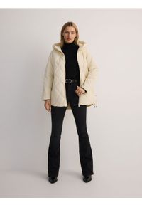 Reserved - Pikowana kurtka oversize - kremowy. Kolor: kremowy. Materiał: tkanina #1