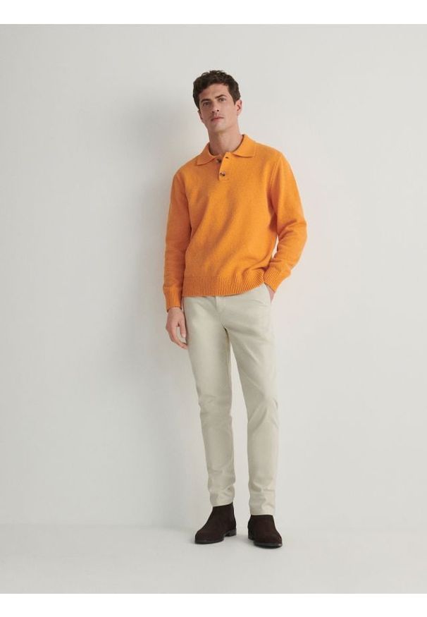 Reserved - Sweter polo - pomarańczowy. Typ kołnierza: polo. Kolor: pomarańczowy. Materiał: bawełna, dzianina