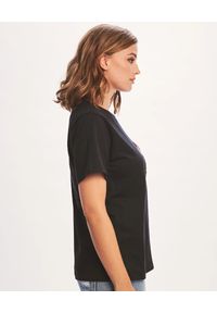 RETROFETE - T-shirt z grafiką szminki. Kolor: czarny. Materiał: bawełna. Styl: klasyczny, elegancki #3