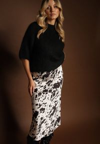 Renee - Czarno-Biała Spódnica z Satynowej Tkaniny Zdobiona Krowim Printem Kolorea. Okazja: na co dzień. Kolor: czarny. Materiał: satyna, tkanina. Wzór: aplikacja, nadruk. Styl: casual, elegancki