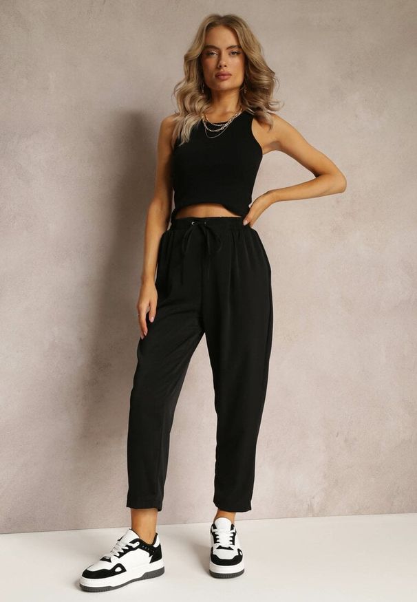 Renee - Czarne Spodnie High Waist z Gumką i Troczkiem w Pasie oraz Kieszeniami Arlettia. Stan: podwyższony. Kolor: czarny. Materiał: tkanina. Długość: długie. Wzór: jednolity