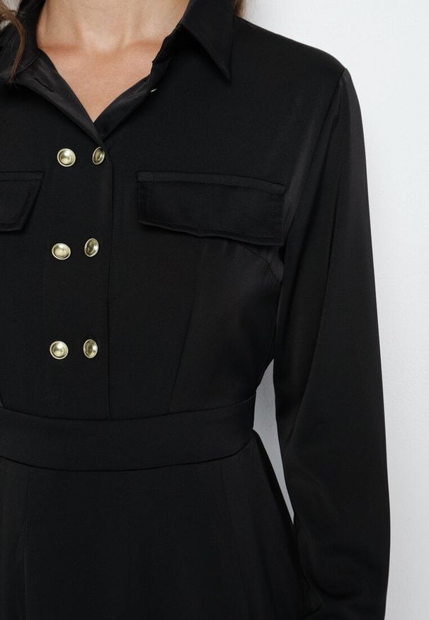 Born2be - Czarna Rozkloszowana Sukienka o Koszulowym Kroju z Imitacją Kieszeni i Gumką w Talii Rizza. Okazja: na co dzień. Kolor: czarny. Typ sukienki: koszulowe. Styl: wizytowy, klasyczny, casual, elegancki