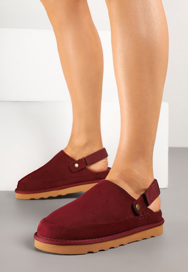 Renee - Bordowe Klapki w Stylu Chodaków z Paskiem Podtrzymującym Piętę Firgis. Okazja: na co dzień. Kolor: czerwony. Materiał: jeans. Obcas: na platformie. Styl: casual