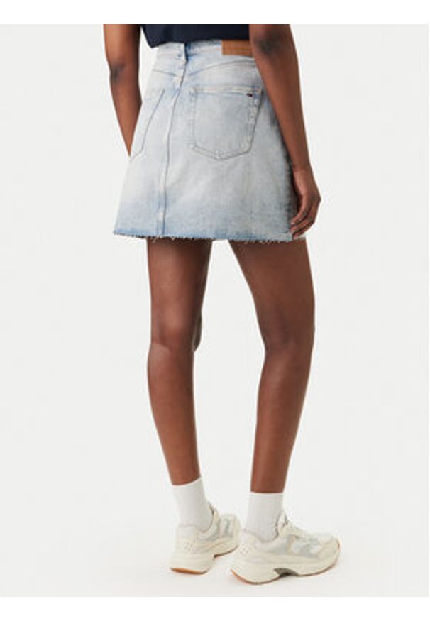 Tommy Jeans Spódnica jeansowa DW0DW22716 Błękitny Mom Fit. Kolor: niebieski. Materiał: bawełna