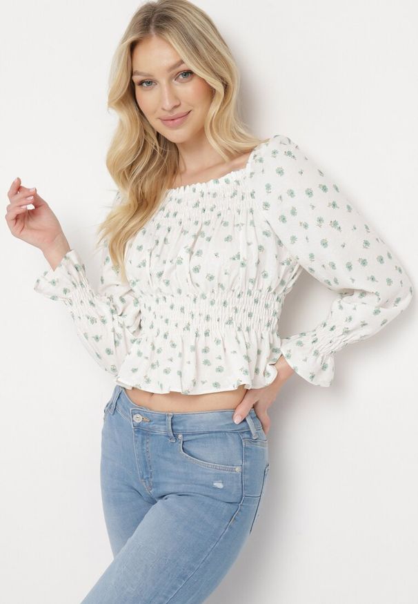 Born2be - Biało-Zielona Bluzka w Stylu Boho z Gumkami w Pasie i przy Dekolcie Nerassa. Okazja: na randkę, na co dzień. Kolor: biały. Materiał: satyna, jeans. Długość: długie. Wzór: kwiaty. Styl: boho
