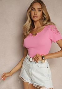 Renee - Fuksjowy T-shirt z Bawełny Ozdobiony Koronką i Łańcuszkiem Liravee. Okazja: na co dzień. Kolor: różowy. Materiał: bawełna, koronka. Długość rękawa: krótki rękaw. Długość: krótkie. Wzór: aplikacja, koronka. Styl: casual